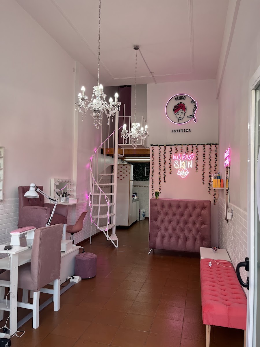 Interior del salón Henko Estética en Flores, con ambientación rosa y neón